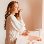 Wondr - Glow retreat Face oil stick, grape - Afbeelding 3